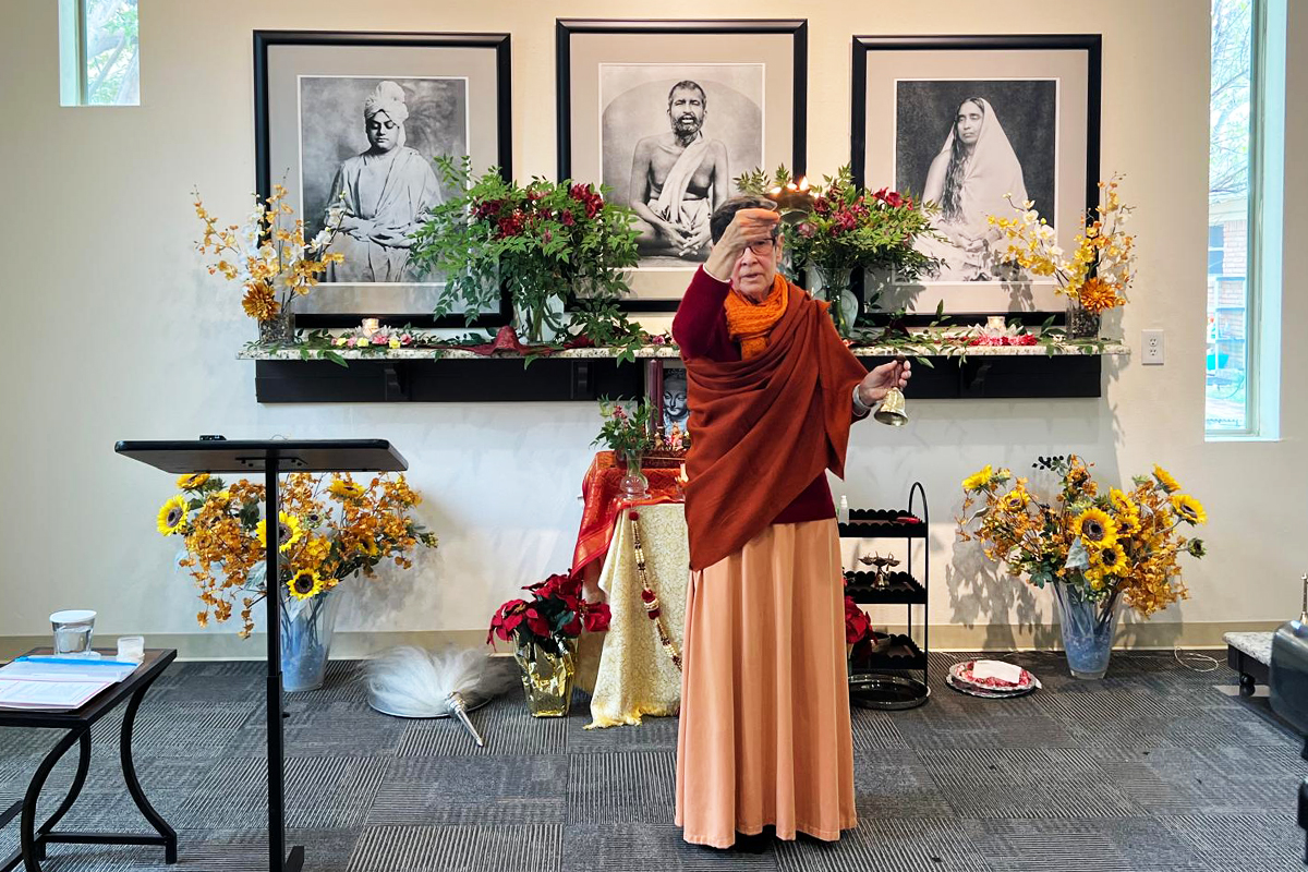 Swami performing aarti